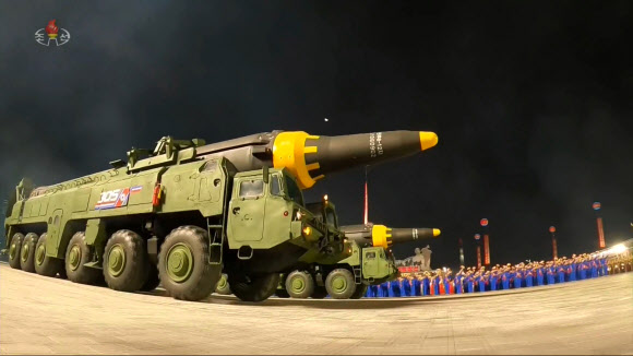 북한, 당 창건 75주년 열병식에 등장한 화성-12형
