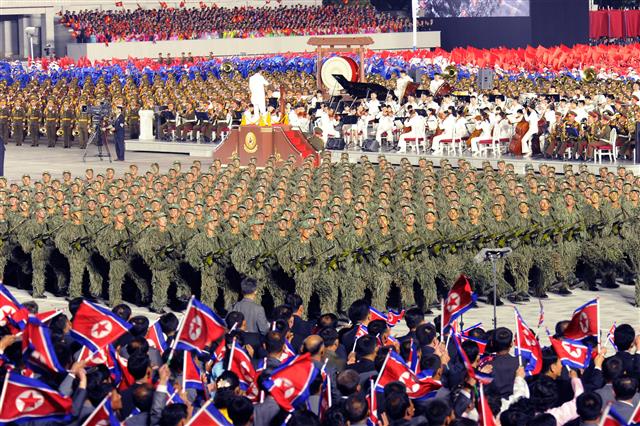 노동신문 “당 창건 75주년 열병식 성대히 거행”