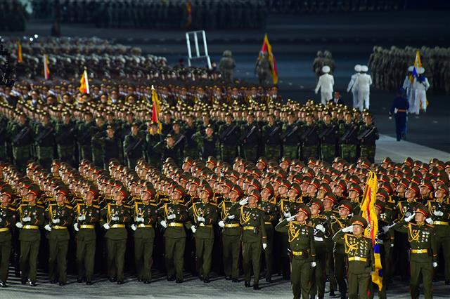 北 노동신문, 당 창건일 75주년 열병식 개최…모인 북한군