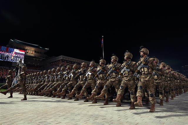 北 당 창건일 75주년 열병식 개최…한자리 모인 북한군