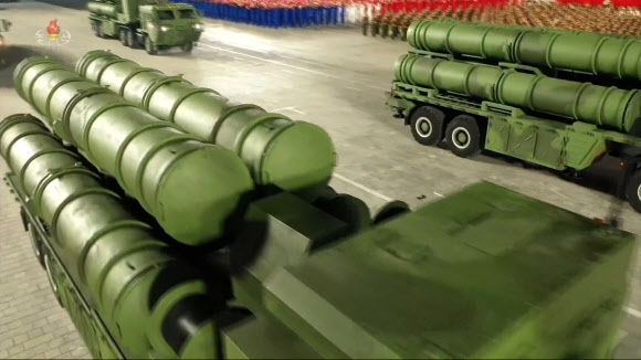 북한 열병식에 등장한 지대공유도미사일 ‘KN-06’