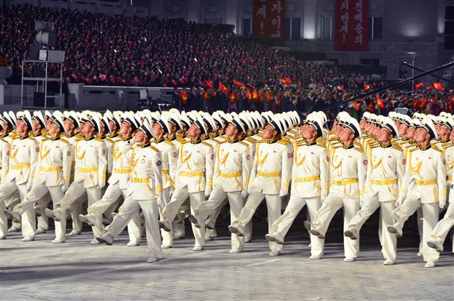 北 당 창건일 75주년 열병식 개최…한자리 모인 북한군