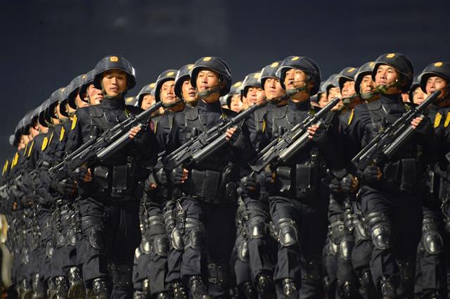 北 당 창건일 75주년 열병식 개최…입장하는 북한군