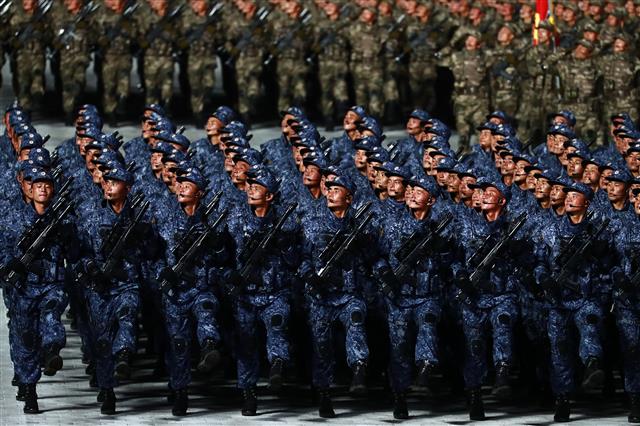 北 당 창건일 75주년 열병식 개최…각 잡힌 북한군 모습