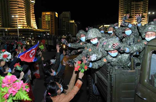 북한, 이례적 새벽 열병식…‘카퍼레이드’로 축제 마무리