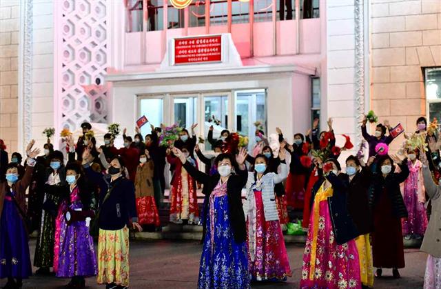 새벽 열병식 진행한 북한…“열병 대원과 평양 시민 유대↑”