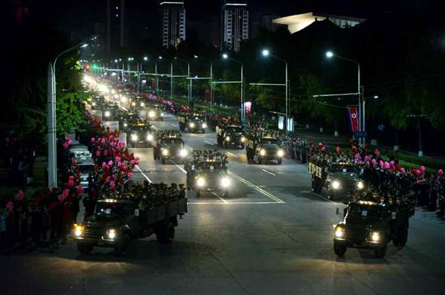 북한, 이례적 새벽 열병식…‘카퍼레이드’ 마무리