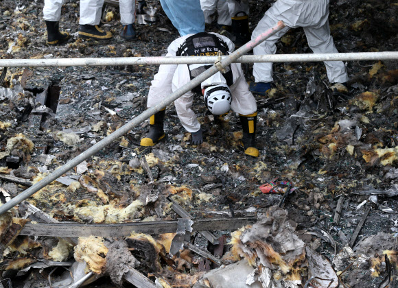 잔해물 걷어내는 합동 감식 요원들