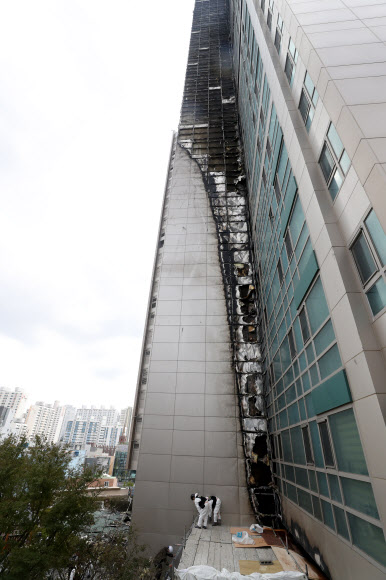 3층 테라스에서 번진 불길의 흔적