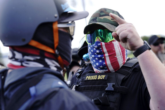 지난달 26일(현지시간) 미국 포틀랜드에서 시위 중인 극우성향의 무장단체 ‘프라우드 보이스’. AP