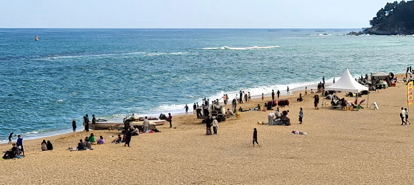 해변에서 즐기는 가을바다