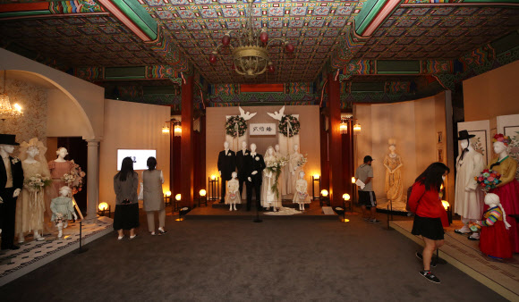 덕홍전에서 열린 신여성 혼례 복식전