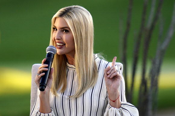 도널드 트럼프 대통령의 딸이자 고문인 이방카 트럼프가 11일(현지시간) 미국 애리조나주 파라다이스밸리에서 열린 유세 행사 중 연설을 하고 있다. AP 연합뉴스