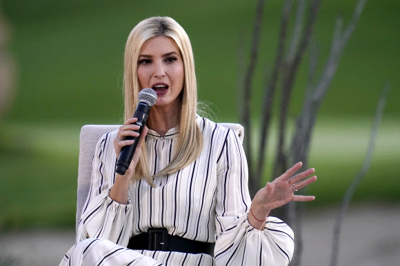 도널드 트럼프 대통령의 딸이자 고문인 이방카 트럼프가 11일(현지시간) 미국 애리조나주 파라다이스밸리에서 열린 유세 행사 중 연설을 하고 있다. AP 연합뉴스