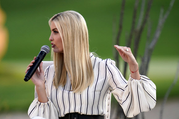 도널드 트럼프 대통령의 딸이자 고문인 이방카 트럼프가 11일(현지시간) 미국 애리조나주 파라다이스밸리에서 열린 유세 행사 중 연설을 하고 있다. AP 연합뉴스