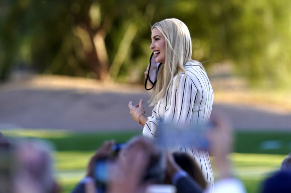 Ivanka Trump, daughter and adviser to President Donald Trump, smiles as she removes her face covering as she arrives on stage at a campaign event, Sunday, Oct. 11, 2020, in Paradise Valley, Ariz. (AP Photo/Ross D. Franklin)/2020-10-12 10:56:08/ <연합뉴스