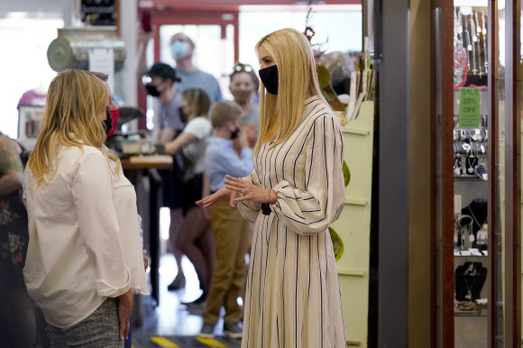 Ivanka Trump, right, daughter and adviser to President Donald Trump, speaks to business owners as she tours American Way Antiques Sunday, Oct. 11, 2020, in Chandler, Ariz. (AP Photo/Ross D. Franklin)/2020-10-12 10:58:59/ <연합뉴스