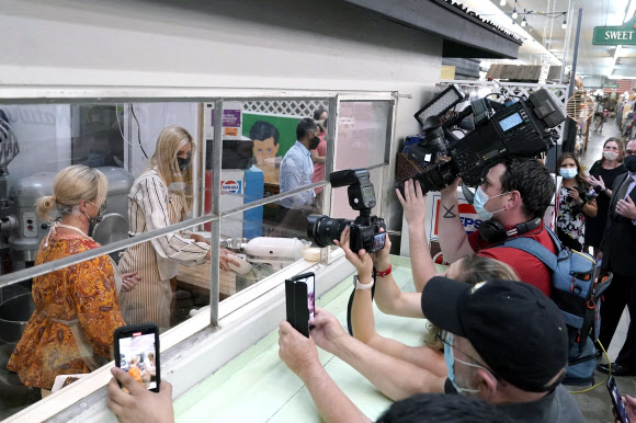 Ivanka Trump, second from left, daughter and adviser to President Donald Trump, helps make cookies as she tours American Way Market Cafe, Sunday, Oct. 11, 2020, in Chandler, Ariz. (AP Photo/Ross D. Franklin)