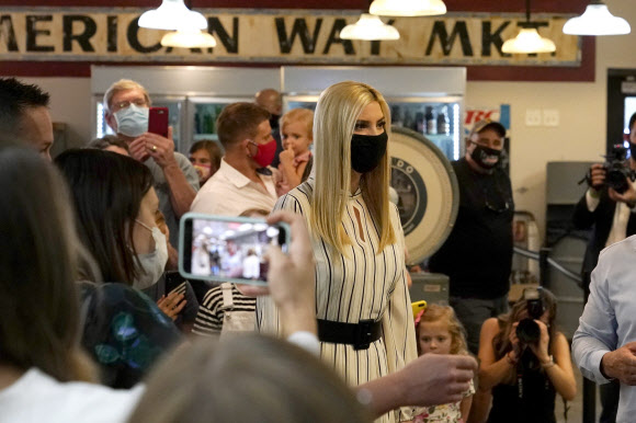 Ivanka Trump, right, daughter and adviser to President Donald Trump, tours American Way Antiques Market, Sunday, Oct. 11, 2020, in Chandler, Ariz. (AP Photo/Ross D. Franklin)/2020-10-12 11:04:58/ <연합뉴스