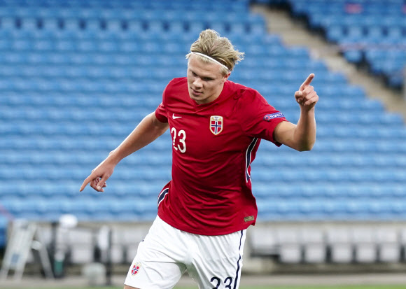 노르웨이의 공격수 엘링 홀란드가 12일(한국시간) 열린 유럽 네이션스리그 루마니아와의 경기에서 골을 넣은 뒤 세리머니를 하고 있다. AP 연합뉴스