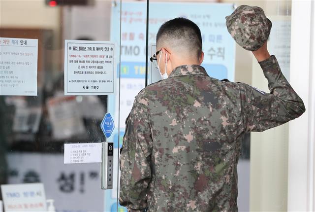 휴가 나온 군 장병이 서울역 국군장병라운지(TMO)에 들어서고 있다. 뉴스1 자료사진