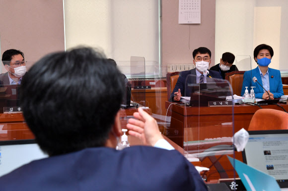 설전 벌이는 김남국과 장제원