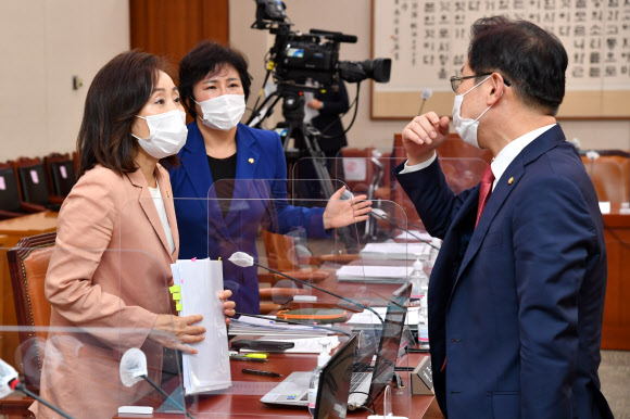 이야기하는 박범계 의원과 전주혜, 조수진 의원