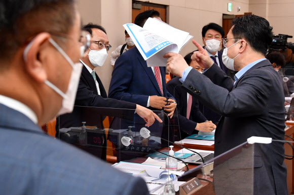 설전 벌이는 김종민과 김도읍