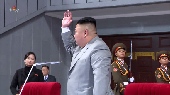 김정은, 당창건 75주년 기념 집단체조 관람…현송월 의전