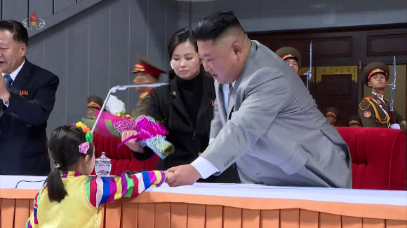 꽃다발 건네받는 김정은…현송월 의전