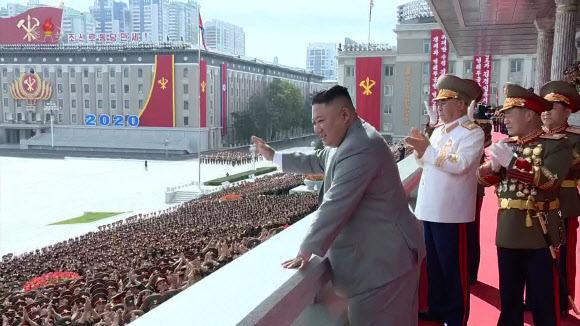 김정은, 열병식 참가자들에게 인사