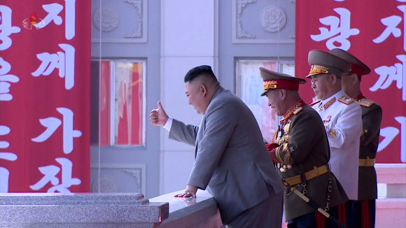 김정은, 열병식 참가자들에게 ‘엄지척’ 인사