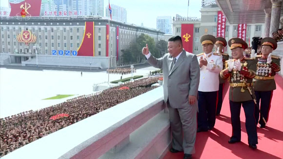 김정은, 열병식 참가자들에게 ‘엄지척’ 인사