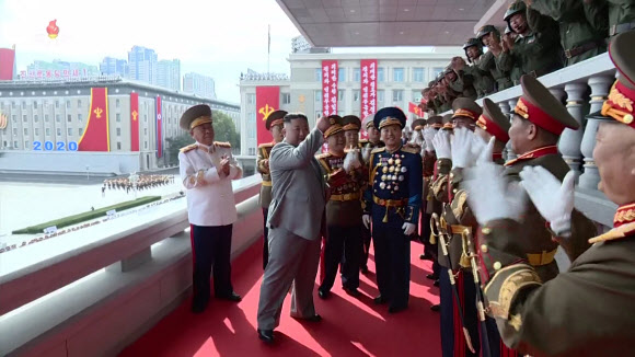 김정은, 열병식 참가자들에게 ‘엄지척’ 인사