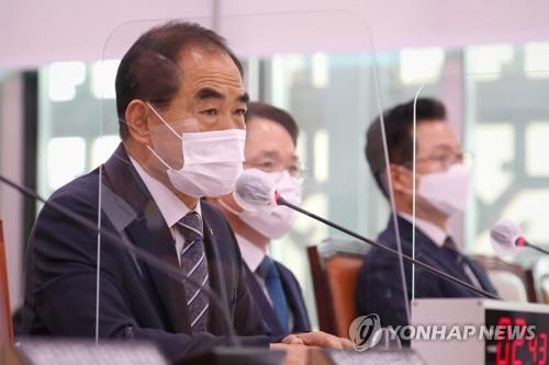 답변하는 김인식 한국농어촌공사 사장 (서울=연합뉴스) 하사헌 기자 = 김인식 한국농어촌공사 사장이 12일 오후 서울 여의도 국회에서 열린 농림축산식품해양수산위원회의 한국농어촌공사 등에 대한 국정감사에서 질의에 답변하고 있다. 2020.10.12