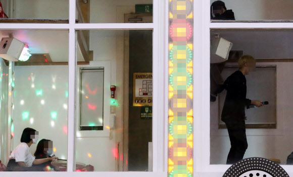 전국적으로 사회적 거리두기가 2단계에서 1단계로 하향 조정된 첫날인 12일 서울 마포구 홍대 인근 노래방에서 이용객들이 노래를 부르고 있다. 2020.10.12  연합뉴스