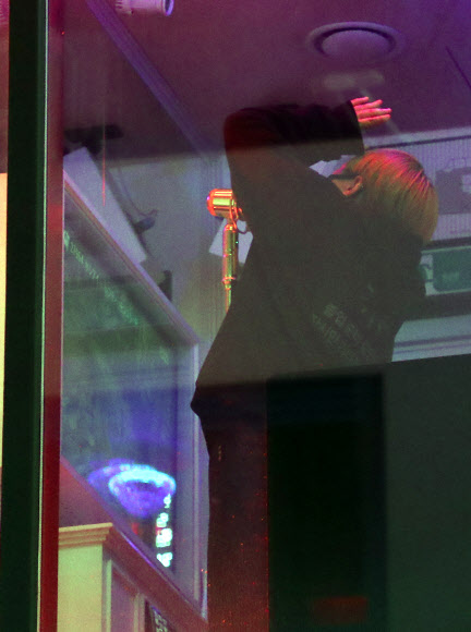 전국적으로 사회적 거리두기가 2단계에서 1단계로 하향 조정된 첫날인 12일 서울 마포구 홍대 인근 노래방에서 이용객들이 노래를 부르고 있다. 2020.10.12  연합뉴스