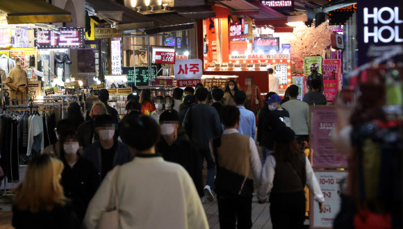 전국적으로 사회적 거리두기가 2단계에서 1단계로 하향 조정된 첫날인 12일 서울 마포구 홍대 인근 거리가 시민들로 북적이고 있다. 2020.10.12  연합뉴스