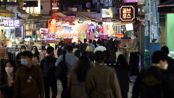 전국적으로 사회적 거리두기가 2단계에서 1단계로 하향 조정된 첫날인 12일 서울 마포구 홍대 인근 거리가 시민들로 북적이고 있다. 2020.10.12  연합뉴스