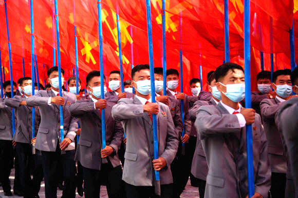 마스크를 쓴 참가자들이 12일(현지시간) 2021년 1월 평양 김일성광장에서 열리는 제8차 노동당대회(WPK)를 지지하는 ‘80일간의 캠페인’ 시작을 알리는 집회에 참석하고 있다. AFP 연합뉴스