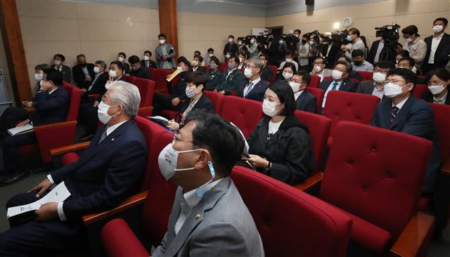 [국감]반구대암각화 브리핑 듣는 문체위 의원들