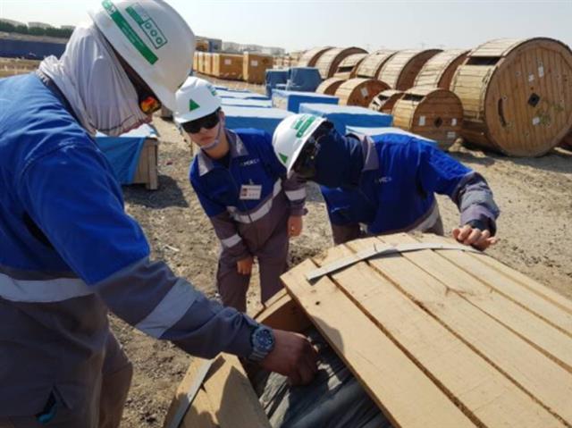 쿠웨이트의 현대엔지니어링 플랜트 건설현장을 찾은 서울도시과학기술고 3학년 학생들. 매년 동남아시아와 중동 등 국내 기업이 진출한 건설현장에서 3개월간 현장실습에 참여한다.