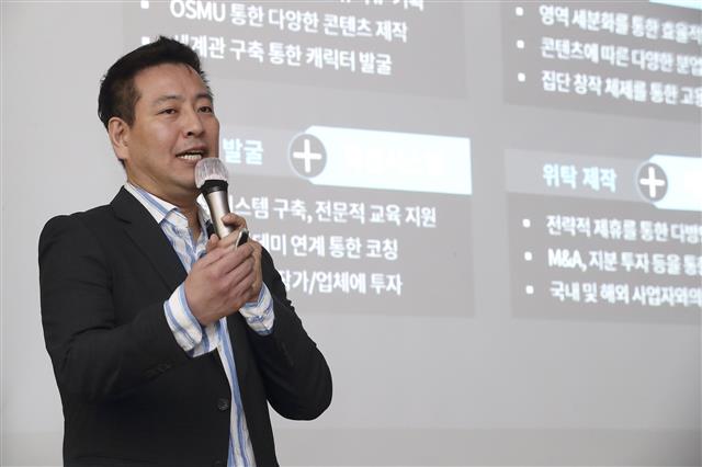 전대진 스토리위즈 대표가 13일 서울 광화문 센터포인트에서 웹소설·웹툰 창작 시스템에 100억원 투자 계획을 밝히고 있다. KT 제공