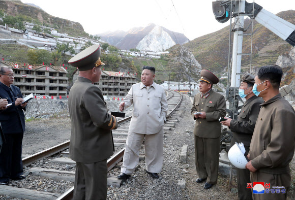 북한 김정은 위원장, 피해복구 현장 방문