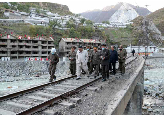 김정은, 함남 검덕지구 태풍피해 복구 현장 방문