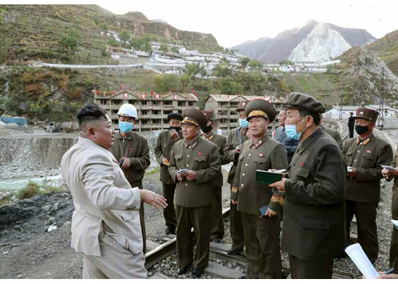 김정은, 함남 검덕지구 태풍피해 복구현장 방문