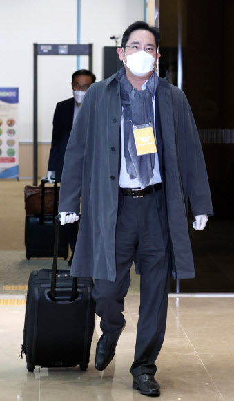 유럽 출장 마치고 귀국하는 이재용 부회장