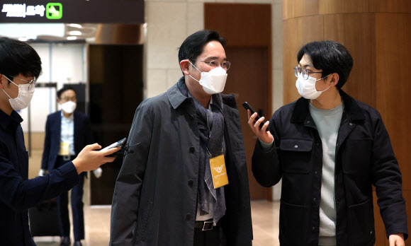 취재진 질문받는 이재용 부회장