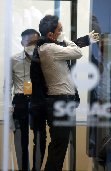 해외 출장 마친 이재용과 김기남