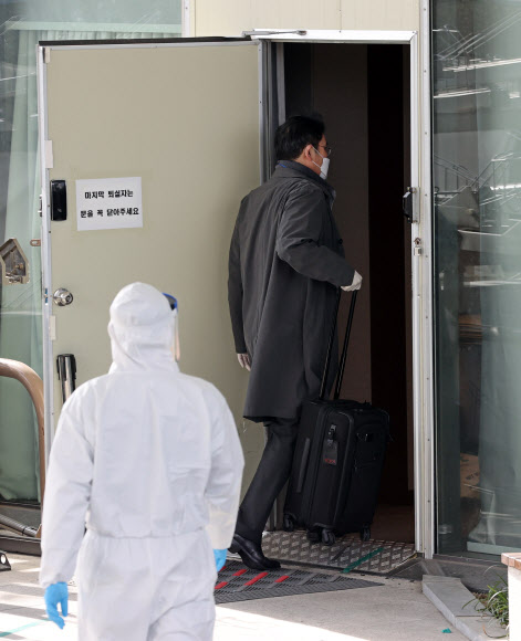 코로나19 대기 장소 들어서는 이재용 부회장